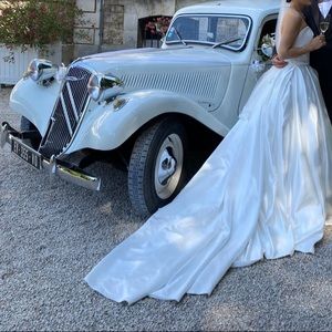 Long train wedding gown with side pocket on each side